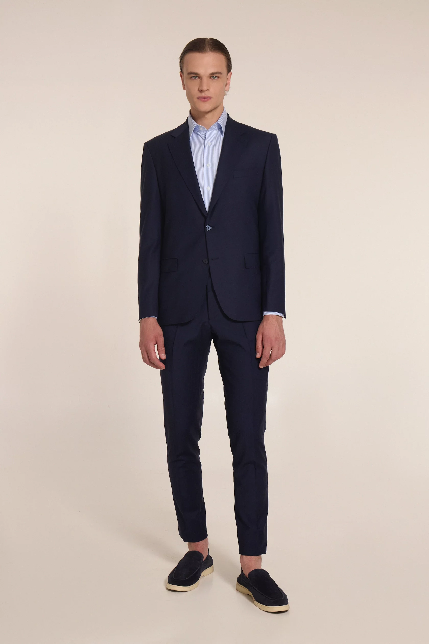 The dark blue wool suit with invisible stripes